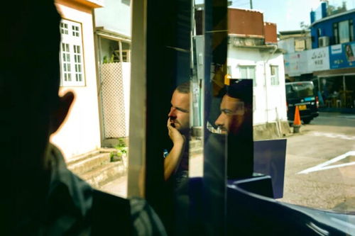 自媒体作者在街头整理拍摄设备