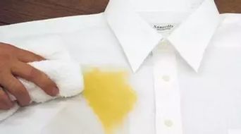 女子生理期弄脏店家多件新衣拒买引热议，网友观点两极分化