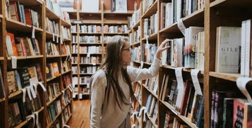 大学图书馆窗边女生低头学习