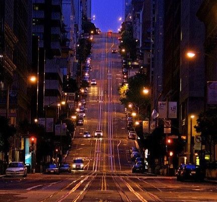 城市夜景下的散步者