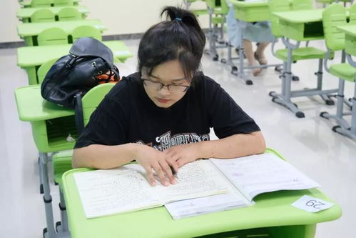 教师在认真备课