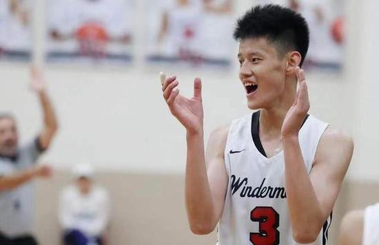 曾凡博坐在场边神情凝重