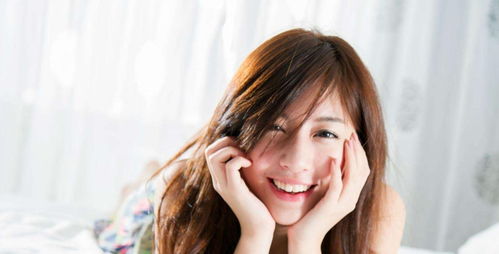 面具女子在电梯内恐吓小女孩画面截图