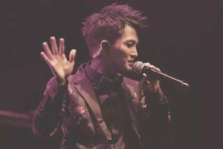 周深演唱时热泪盈眶