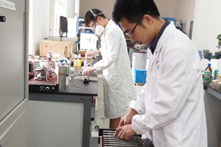 科研人员在高温环境下调试N₂O测量仪