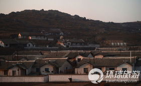 一群孩子在乡村小路上嬉戏