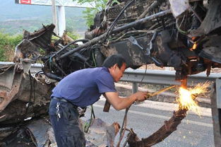 事故现场工作人员处理车辆残骸