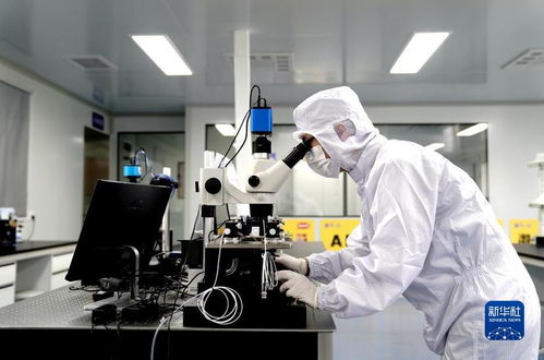 一名医学生在实验室进行实验操作