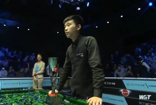 年轻斯诺克选手在比赛中全神贯注