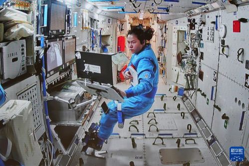 神舟十九号航天员在舱内工作