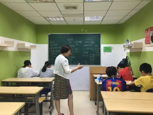 医学课堂上学生专注听讲