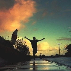 一位男子低头沉思背影