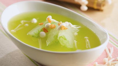 一碗清淡的金针菇冬瓜汤摆盘精致