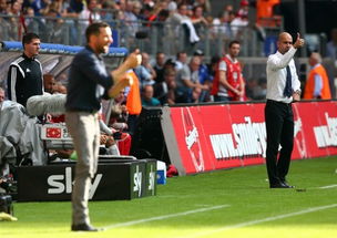 达尔文·哈姆在场边指导球员