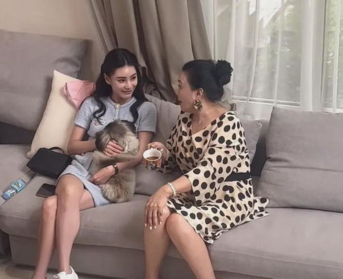 母女两人坐在沙发上背对背沉默不语