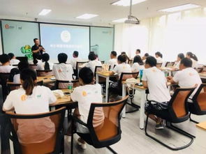 一位老师正在图书馆里专注地阅读书籍