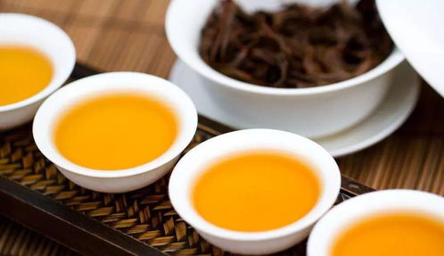 一位女性在阳台悠闲地喝茶