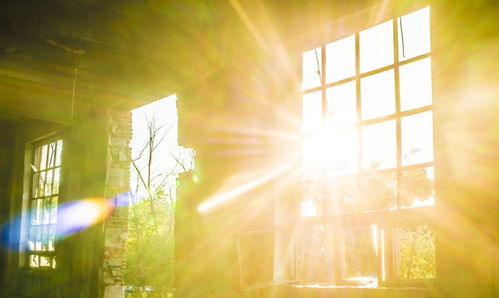 阳光透过窗户洒在冥想者身上