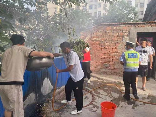 志愿者协助灭火工作