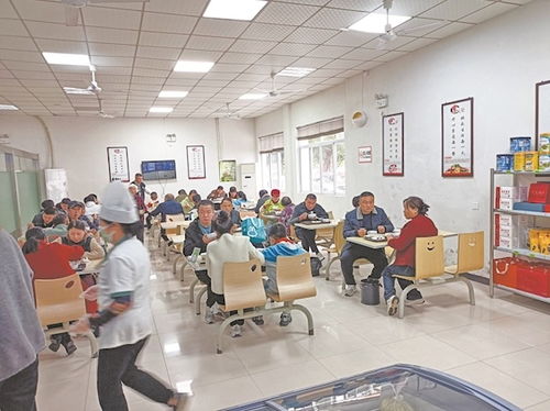 游客挤瘫政府食堂：饭碗都不够用？五一假期机关大院成‘美食打卡地’