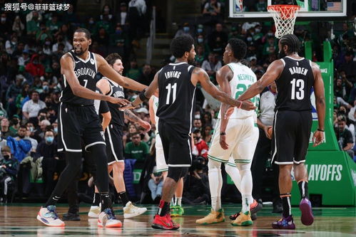 湖人球迷在球场看台表情失落