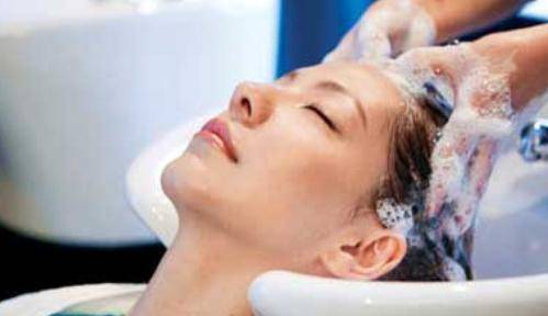 女生日常洗头护理场景