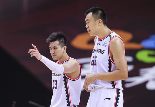 辽宁男篮球员神情凝重