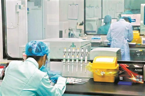 AI工程师余亮在实验室工作的场景