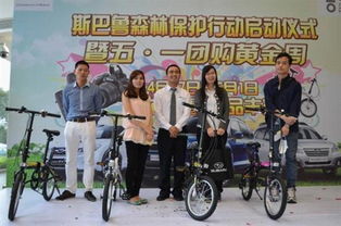 陪爬员与顾客合影