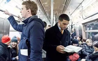 地铁内阅读者特写