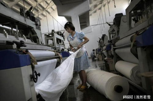 纺织女工在纺织机前专注工作