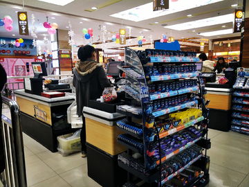 超市收银台现场照片