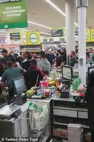 超市收银台与消费者对峙场景