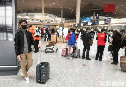 旅客在机场等候