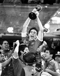 EDG队员举起冠军奖杯庆祝