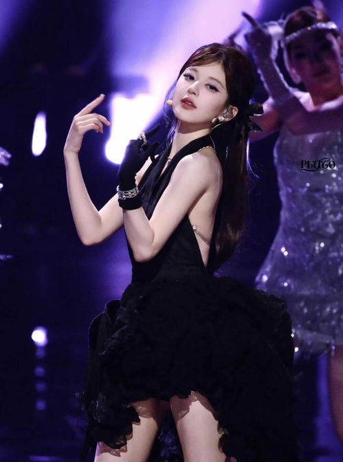 赵露思音乐节舞台表演