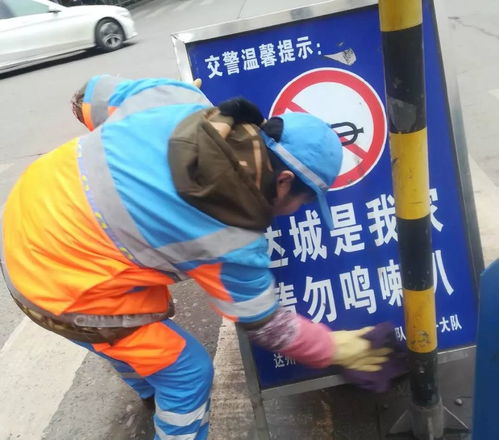 环卫工人在凌晨清扫街道