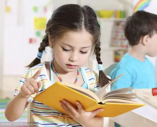 家庭温馨阅读场景