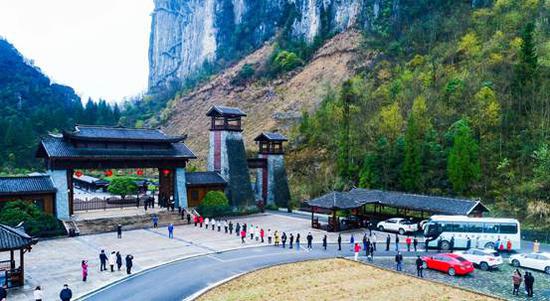 年轻游客打卡冷门景点