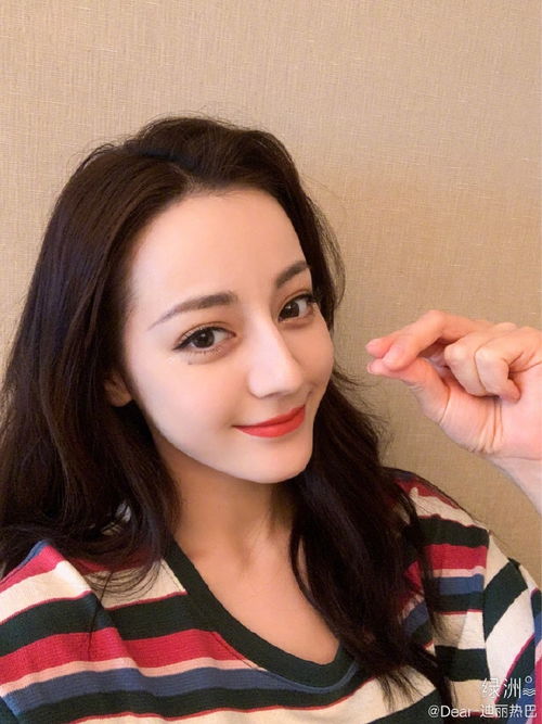 迪丽热巴微笑自拍
