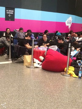 五一爬泰山看日出的游客们：凌晨3点人挤人，有人在路边席地而睡