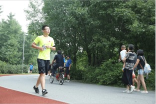 创业者在户外奔跑