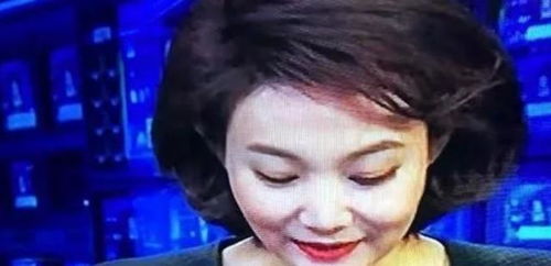 主播微笑但眼神疲惫