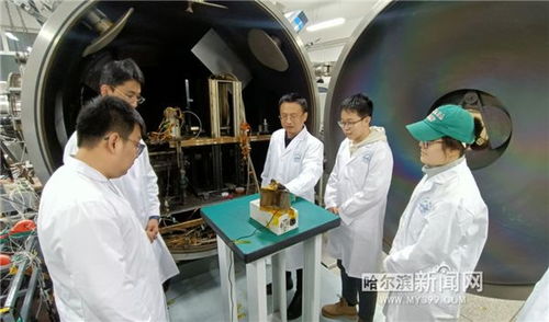 科研人员调试设备