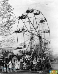 泛黄的老照片里几位电力工人正在检修线路