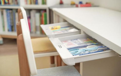 书桌上摊开的笔记本与笔