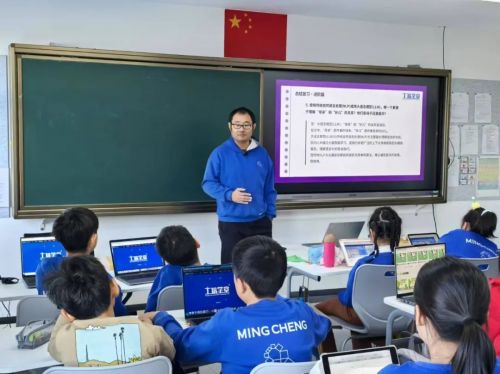 AI助手与学生互动场景