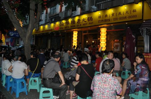 重庆火锅店内外国游客尝试麻辣火锅