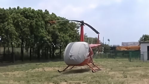 飞机低空盘旋准备降落