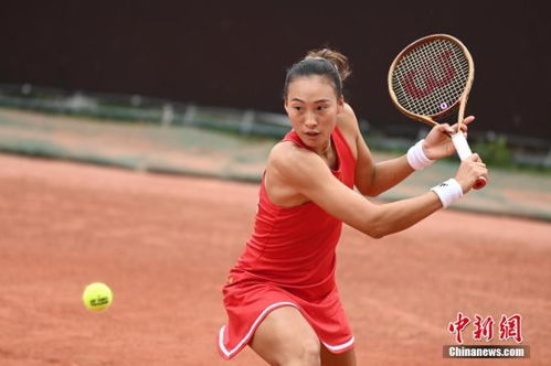 郑钦文比赛中神情坚毅